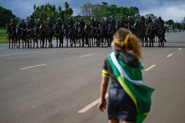 Brasil: desmantelan campamento de seguidores de Bolsonaro y arrestan a 1.200 personas