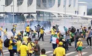 Bolsonaristas invaden y destrozan sedes de los tres poderes del Estado
