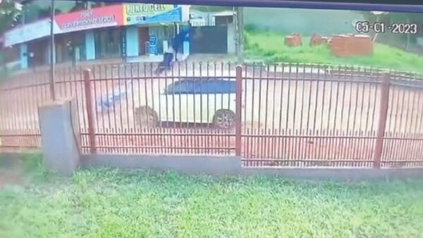 "Jackie Chan" saltó sobre el techo de  un auto para evitar que le choque