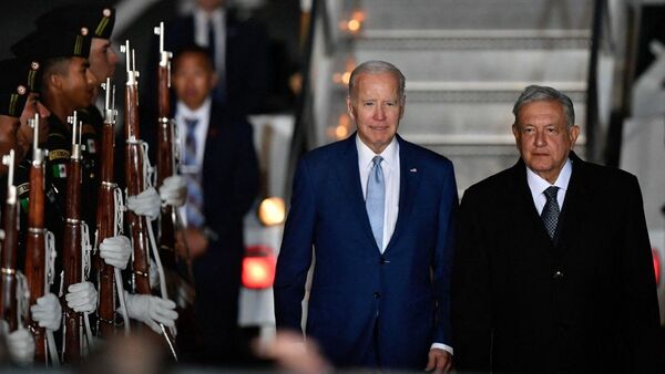 Migrantes de México piden libre tránsito en medio de visita de Joe Biden