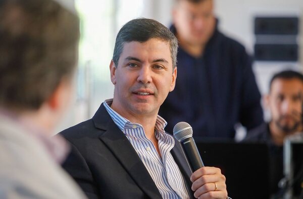 Santiago Peña 'parte con cierta ventaja' para las elecciones presidenciales, según analista