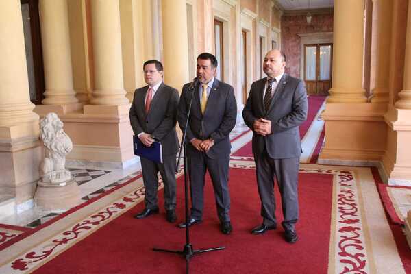 Hacienda asegura que no existe argumento para ajustar precio de combustibles - Revista PLUS
