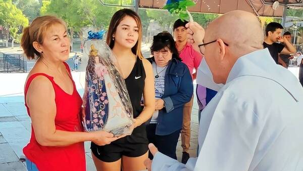 Miss Bombonazo peregrinó hoy junto a la Virgencita de Caacupé