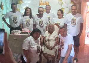 DOÑA DELIA CUMPLIÓ 100 AÑOS Y LO CELEBRÓ CON SU FAMILIA EN YATYTAY - Itapúa Noticias