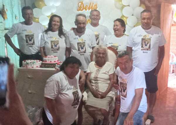 DOÑA DELIA CUMPLIÓ 100 AÑOS Y LO CELEBRÓ CON SU FAMILIA EN YATYTAY - Itapúa Noticias