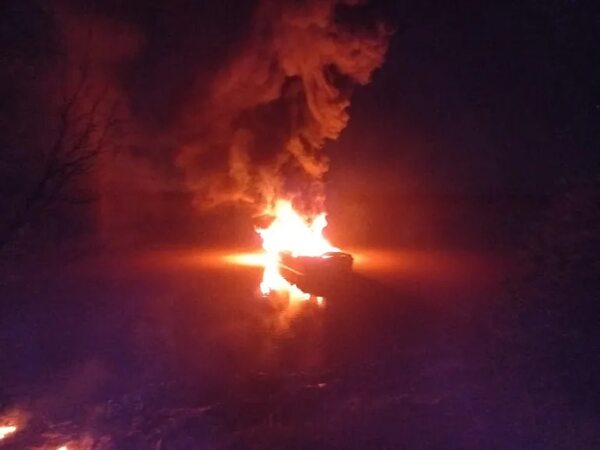 Incendio destruyó parte de una embarcación en Fuerte Olimpo - Noticias del Chaco - ABC Color