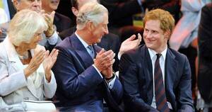 La Nación / El príncipe Harry calificó a la reina Camilla como “villana” por casarse con su padre