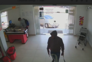Mondaha irrumpieron en un local de pollos y se llevaron todo el viru que hallaron