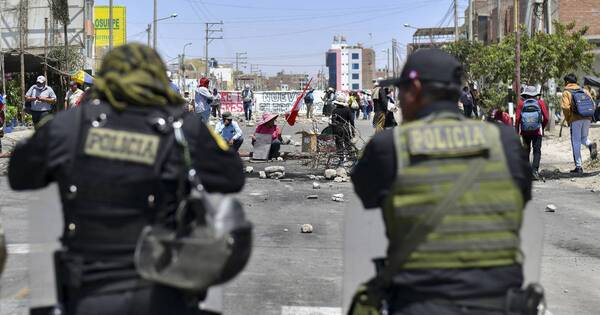 La Nación / Perú: sube a 17 la cifra de muertos por enfrentamientos entre manifestantes y antimotines