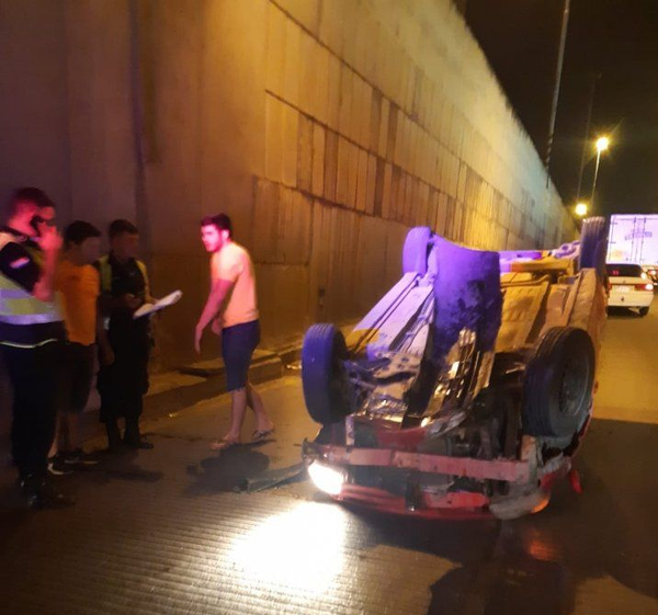 Bloquean túnel Semidei tras violento vuelco de un vehículo