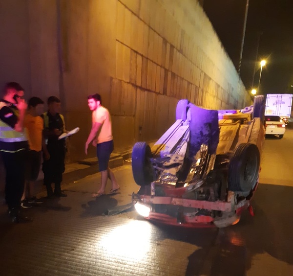 Reventó una de las ruedas de su vehículo y volcó en túnel Semidei | 1000 Noticias