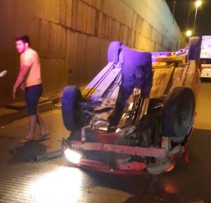 Conductor pierde el control de su auto y vuelca en el túnel – Prensa 5
