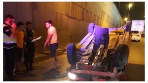 Bloquean túnel Semidei tras violento vuelco de un vehículo