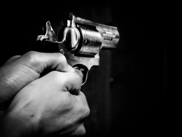 A punta de revolver la despojaron de su motocicleta