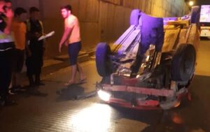 Explotó cubierta de vehículo y volcó en pleno túnel Semidei