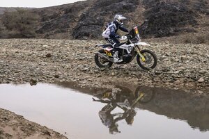 Luciano Benavides repite victoria de etapa en motos