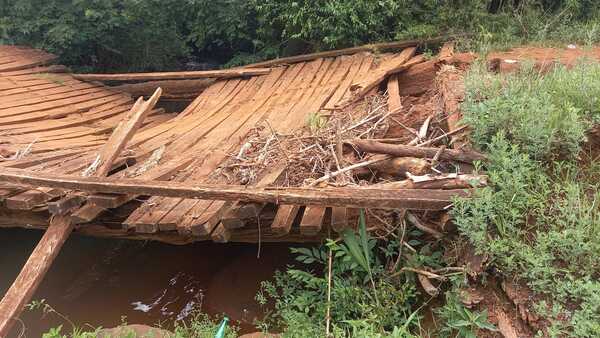 T. R. PEREIRA: VECINOS RECLAMAN REPARACIÓN DE UN PUENTE ROTO HACE 3 AÑOS - Itapúa Noticias