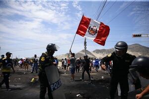17 muertos en una jornada de violentas protestas en Perú - Unicanal
