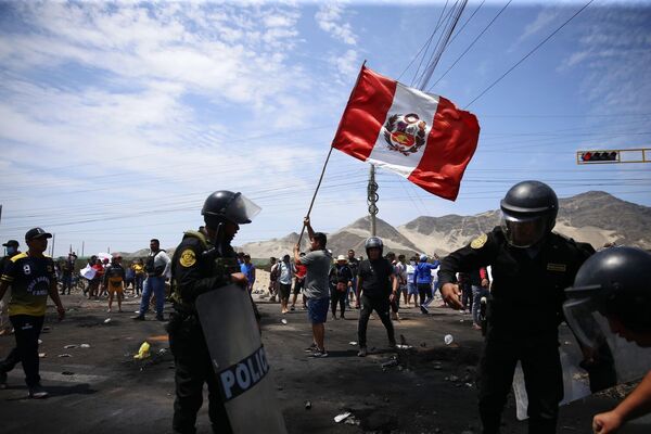 17 muertos en una jornada de violentas protestas en Perú - Unicanal