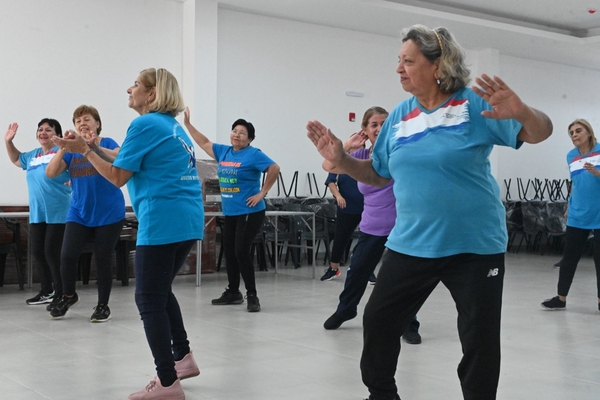 Los adultos mayores al ritmo de la bailoterapia forman parte de las Vacaciones Deportivas 2023 - .::Agencia IP::.