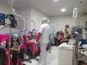 Pacientes con cáncer se movilizan a nivel país para evitar recorte presupuestario - La Clave