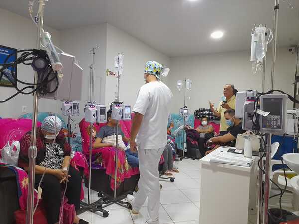Pacientes con cáncer se movilizan a nivel país para evitar recorte presupuestario - La Clave