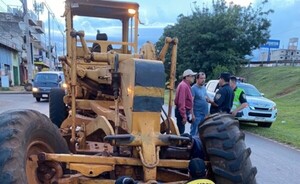 Motociclista choca y queda debajo de motoniveladora