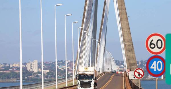 La Nación / Culpan a Migraciones de Argentina por demoras para cruzar el puente de Encarnación