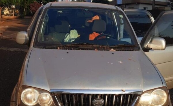Le robaron vehículo y dinero cuando estacionó para atender a su hijo