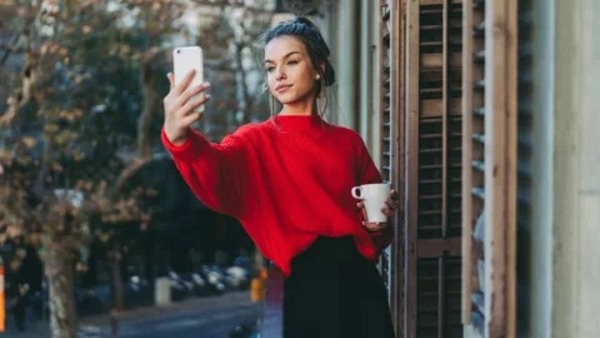 Francia se dispone a regular actividad de "Influencers"
