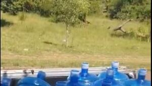 Familia repartió 400 litros de agua en la frontera