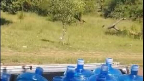 Familia repartió 400 litros de agua en la frontera