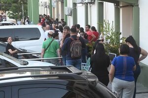 Acampan frente a la XVIII Región Sanitaria en busca de la vacuna antiamarílica - Nacionales - ABC Color