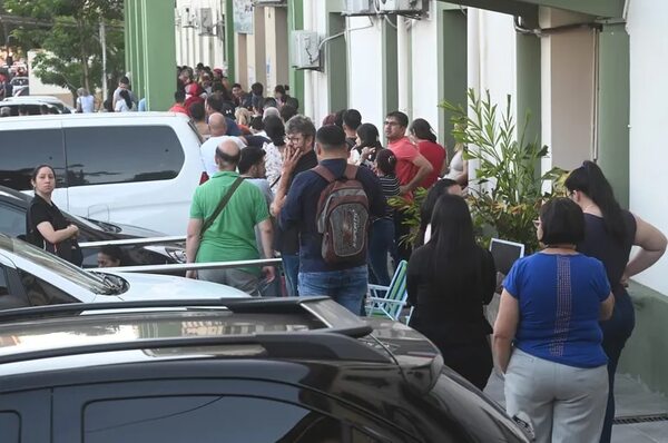 Acampan frente a la XVIII Región Sanitaria en busca de la vacuna antiamarílica - Nacionales - ABC Color