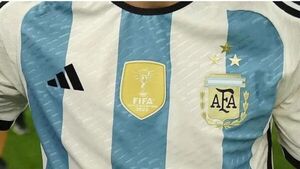 El estreno de la nueva camiseta de Argentina con tres estrellas