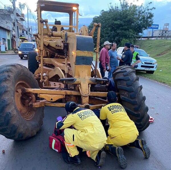 Motociclista esquiva a un vehículo y termina debajo de una motoniveladora - ABC en el Este - ABC Color