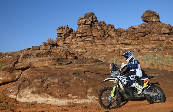 Diario HOY | Luciano Benavides repite triunfo de etapa en el Dakar, Carlos Sainz se hunde