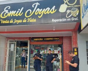 Ladrones se disfrazaron de enfermeros para asaltar joyería