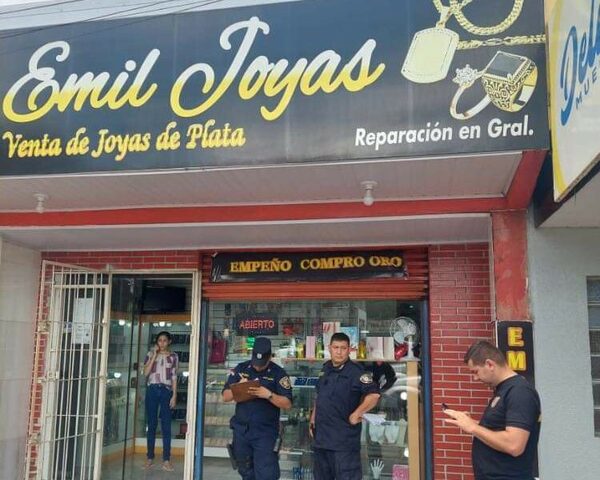 Ladrones se disfrazaron de enfermeros para asaltar joyería