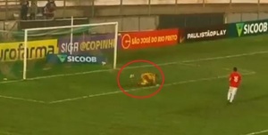 Increíble doble blooper en torneo juvenil - La Prensa Futbolera