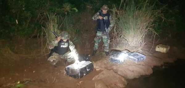 HALLARON 155 KILOGRAMOS DE MARIHUANA ESCONDIDA A ORILLAS DEL RÍO PARANÁ - Itapúa Noticias