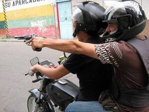 Motochorros intentaron asaltar a policías de civil y fueron sorprendidos | 1000 Noticias