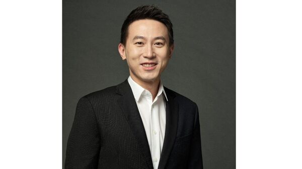 Comisión Europea discute privacidad con Shou Zi Chew director ejecutivo de TikTok tras prohibiciones en EEUU - Revista PLUS