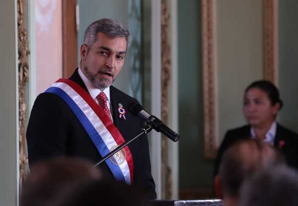 Mario Abdo Benítez defiende al oficialismo, pero rehúsa a acercarse a Horacio Cartes - Revista PLUS