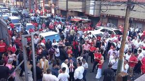 [VIDEO] Colorados llenan las calles frente a la ANR para la proclamación de nuevas autoridades