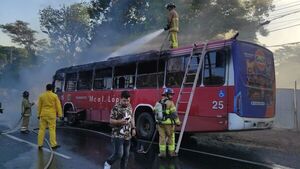 Un colectivo se incendia en la ciudad de Ñemby