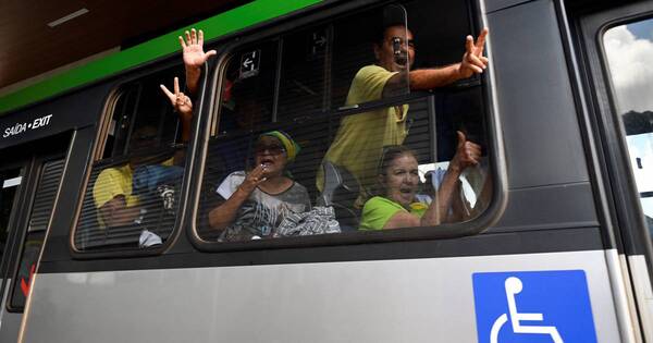 La Nación / La policía liberó a cientos de violentos bolsonaristas
