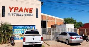La Nación / Delincuentes atracan distribuidora