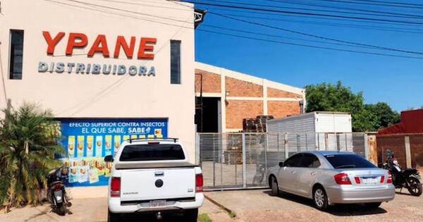 La Nación / Delincuentes atracan distribuidora