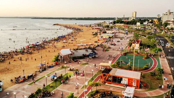 Turistas copan las playas y la Costanera de Encarnación